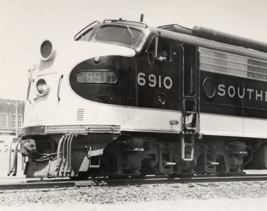 Southern Railway Railroad SOU #6910 E8A Electromotive Train Photo Seneca SC 1964 - £7.09 GBP