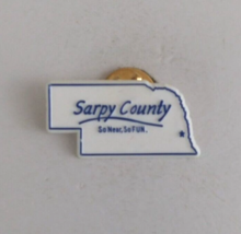 Vintage Sarpy County So Near, So Fun Plastic Lapel Hat Pin - £5.69 GBP