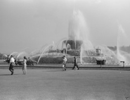 New 8x10 Photo - Buckingham Fountain in Grant Park Chicago Illinois July 1941 - £7.04 GBP