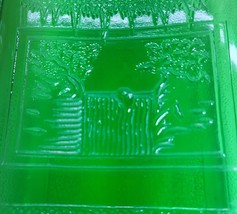 1931 WISHING WELL GREEN EMBOSSED 1 QUART WATER BOTTLE WITH LID image 2