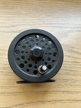SHAKESPEARE 1695 GRAPHITE FLY REEL - $455.25 MXN