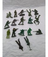 Lot Of (17) Vintage 1960s Green Army Men Toy Soldiers 2&quot; - $365.00 MXN