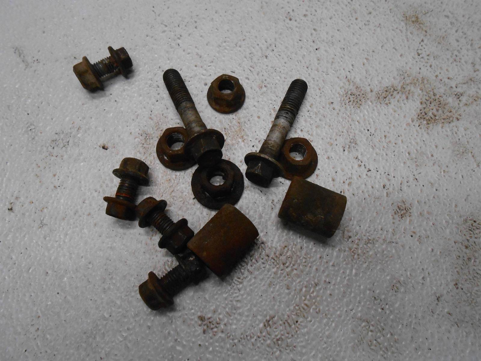 1999 Ford Ranger Transmission Crossmember Botls And Nuts Cross-Member Cross - $29.99