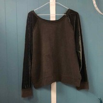 Umgee moss green sweatshirt with velvet sleeves women’s size M - $26.93