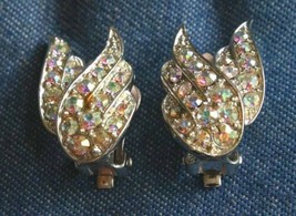 Sarah Coventry Vintage Iridescent Rhinestone Silver-tone Wing Clip Earrings 1&quot; - £10.32 GBP