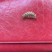 Elegant feather brooch - $190.36 MXN