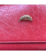 Elegant feather brooch - $185.64 MXN