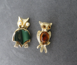 Lot 2 Vintage Owl Brooch Pin Gold Tone Jelly Belly Thermoset Green Amber Yellow - £7.43 GBP