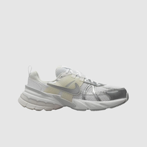 Nike Women V2K Run - Metallic Silver/White (FD0736-104) - £119.45 GBP