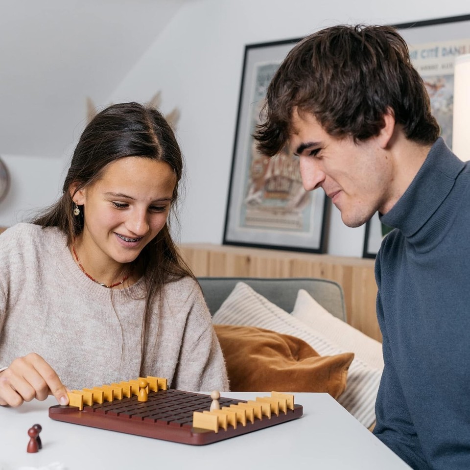 Family-Friendly Quoridor Game | 2-4 Players | Mensa Winner | Fun for Ages 8+ Item image 8
