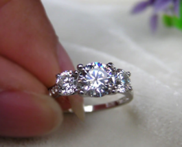 Anillo de compromiso de tres diamantes de talla redonda de 2,70 quilates en... - £198.62 GBP