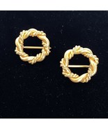 Vintage W Mark Round Twist Wire Wreaths Gold Tone Pair Of Brooches 3/4in - £23.66 GBP
