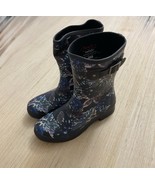 Chooka Women&#39;s Size 8 Mid Calf Rubber Rain Boots Black Floral Flaw - $30.08 CAD