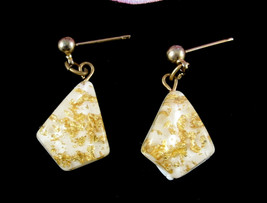 Goldtone Confetti Flecks Lucite Earrings Pierced Vintage Dangle Kite Shape - £14.78 GBP