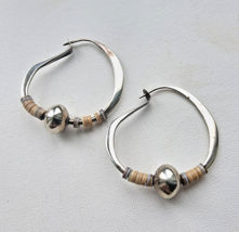 VINTAGE UNIQUE 925 STERLING SILVER MOTHER OF PEARL HANDMADE HOOP EARRINGS - $884.36 MXN
