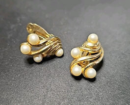 Vintage Crown Trifari Gold Tone Faux Pearl Clip On Earrings Signed Elegant - $27.04
