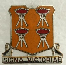 Vintage US Military DUI Pin 447th Signal Battalion SIGNA VICTORIAE Made ... - $9.68