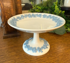 Vintage Wedgwood Embossed Queens Ware Pedestal Cake Plate – Blue Grapevi... - $52.37
