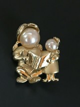 Estate AJC Signed Goldtone Mom Reading to Girl with Faux Pearl Heads Pin Brooch  - £13.93 GBP