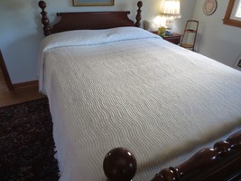 Vintage WAVY STRIPE White SYNTHETIC Fringed CHENILLE BEDSPREAD - 92&quot; x 108&quot; - $48.51