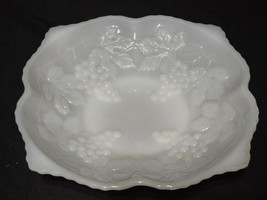 ANCHOR HOCKING 9&quot; Footed Bowl VINTAGE MILK GLASS Grapes And Vines Candy ... - $13.05