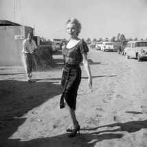 Marilyn Monroe full length on set of Bus Stop in between takes 12x12 inch photo - £15.95 GBP