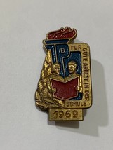 East Germany DDR PIN JUNG PIONEER DEMOCRATIC GERMANY ( DDR)  PIN BADGE - £9.33 GBP