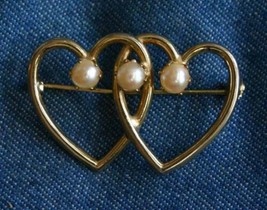 Elegant Double Hearts wit 3 Cultured Pearls Goldtone Brooch 1950s vintage 1 1/2&quot; - £11.97 GBP
