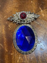 Vtg Beautiful Gold Tone Filigree Dangling Brooch Red &amp; Blue Rhinestones - £14.74 GBP