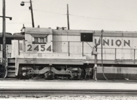Union Pacific Railroad UP #2454 C30-7 Locomotive Train B&amp;W Photo Proviso IL 1986 - £7.44 GBP