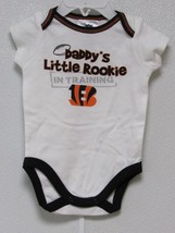 NFL Cincinnati Bengals Onesie Single White Daddy&#39;s Little Rookie in Trai... - £11.71 GBP