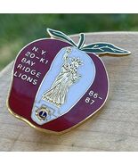 Lions Club Lapel Pin NY 20-KI Bay Ridge Lions 86-87 Apple 1-3/4&quot; - €19,75 EUR