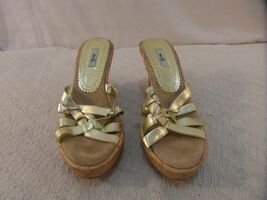 WOMENS METRO 7 GOLD STRAPPY SLIP ON 4 INCH WEDGE BACKLESS HIGH HEELS US 7 - €21,36 EUR