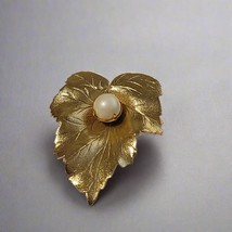 Vintage Sarah Coventry Leaf Brooch - $218.93 MXN