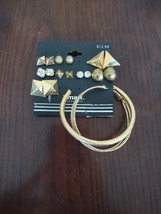 Gold Earrings - $238.73 MXN
