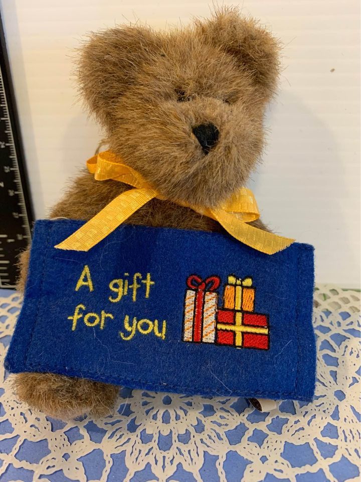 Primary image for Boyds A Gift For You Bear ornament 5” tall