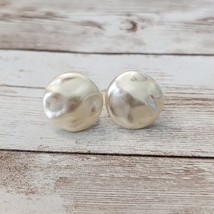 Vintage Screw Back Earrings Pearlescent Cream Uneven Surface 7/8&quot; - £9.36 GBP