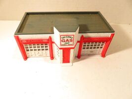 0/027 BUILDING - VINTAGE PLASTICVILLE GAS STATION KIT - GLUED - VG- SH - $7.95 CAD