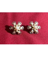 Vtg MCM Faux Silver Pearl Flower Clip On Earrings Signed “Star” J103 - $227.63 MXN