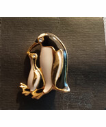 VINTAGE GOLD TONED &amp; ENAMEL PENGUIN PIN BROOCH WITH RHINESTONE EYE - $4.75 CAD