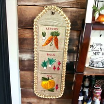 Vtg Woven Straw/Rattan Wall Organizer Mail/Bills/Misc Holder Kitschy Veg... - $175.74 MXN