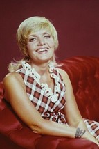 Florence Henderson smiling portrait seated The Brady Bunch 11x17 Mini Poster - £14.34 GBP