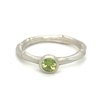 Sterling 18k White Vermeil Bamboo w/ Bezel Set Peridot Ring Sz 5.75 - $1,276.31 MXN