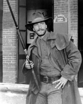 Lee Horsley with rifle outside Wells Fargo Bank 1988 Paradise 4x6 inch p... - $6.99