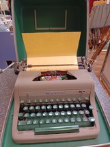 Vintage Royal Quiet De luxe Green Key Portable Typewriter w/ Case Working - £98.68 GBP