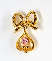 VTG Avon Faux Pearl Bow Ribbon Dangle Pink Flower Charm Gold Tone Pin Tie Tack - £7.90 GBP