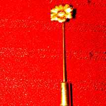 Vintage gold flower lapel pin / brooch - $244.99 MXN