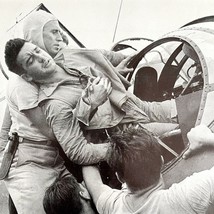 Aircrewman Wounded Rabaul USS Saratoga 1945 WW2 Photo Print Military DWHH9 - $747.17 MXN