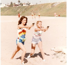 Charlie&#39;s Angels 16x20 Poster Jaclyn Smith Cheryl Ladd pose with guns on beach - £15.73 GBP