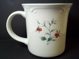 Pfaltzgraff china Winterberry coffee mug green rim berries holly 10 oz - £6.25 GBP